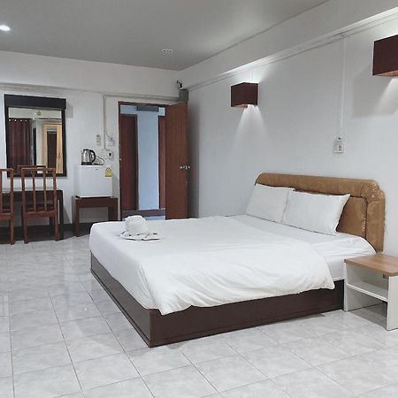 โรงแรมวินบางนา Win Bangna Hotel バンコク都 エクステリア 写真