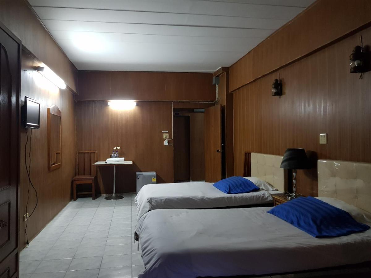 โรงแรมวินบางนา Win Bangna Hotel バンコク都 エクステリア 写真