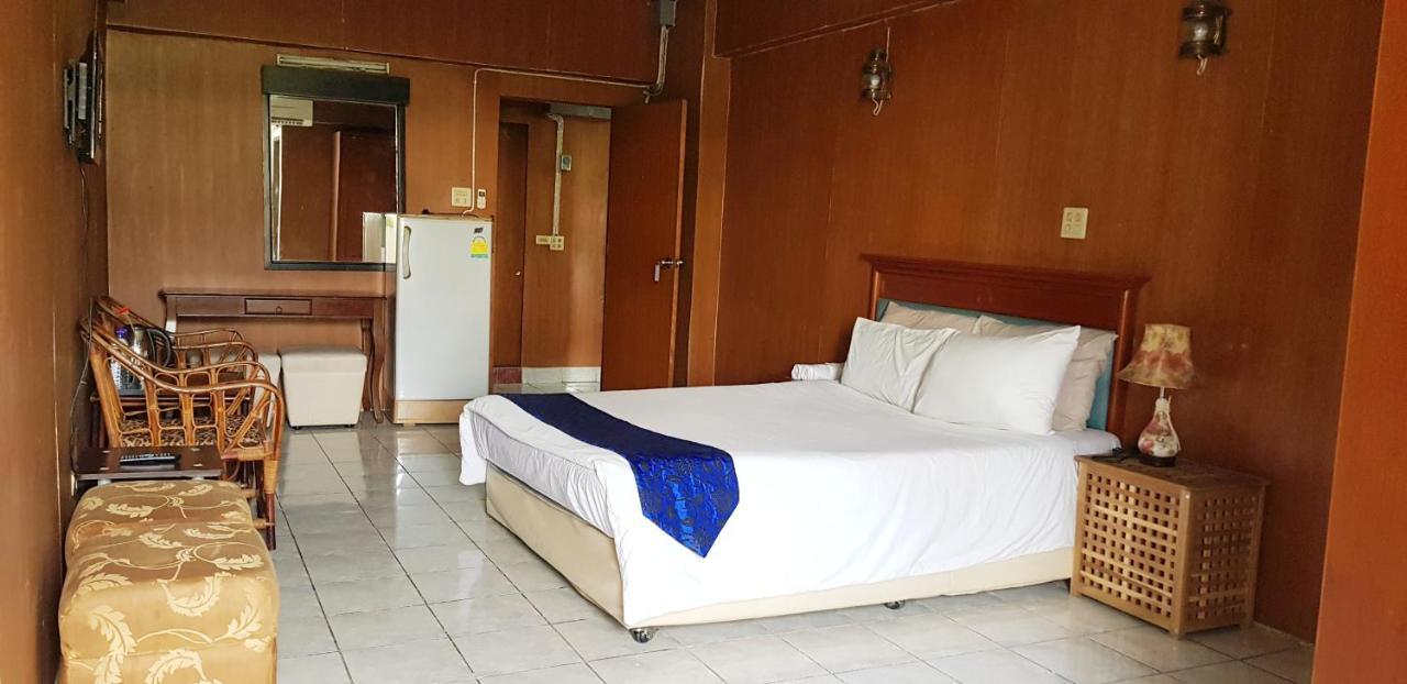 โรงแรมวินบางนา Win Bangna Hotel バンコク都 エクステリア 写真