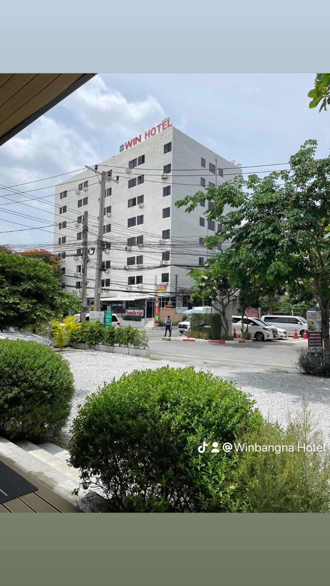 โรงแรมวินบางนา Win Bangna Hotel バンコク都 エクステリア 写真